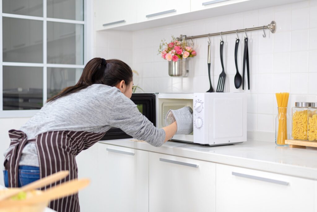 can you put a glass candle in the microwave