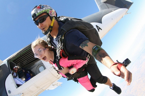 can you wear glasses skydiving