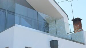 how to fix glass balustrade