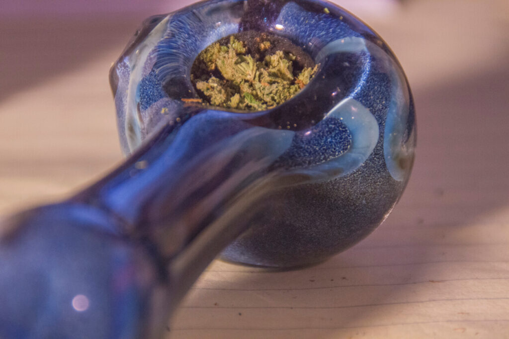 how to put a screen in a glass pipe