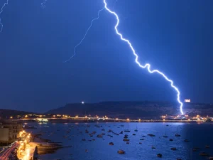 can lightning go through glass without breaking it