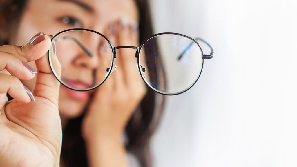 Can Magnifying Glasses Damage Your Eyesight