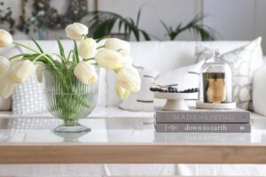 Transform Your Living Room with These Easy Tips to Decorate a Glass Coffee Table